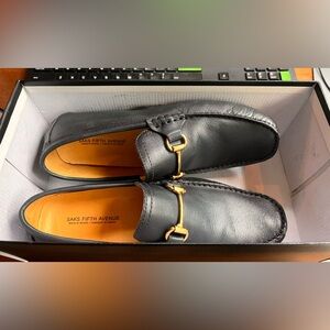 Men’s size 8 Saks loafer, blue leather with gold buckle